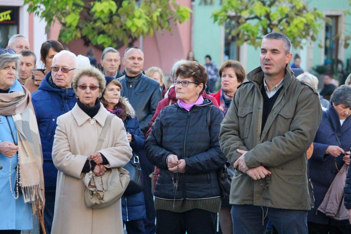 Uczestnicy zgromadzenia różańcowego