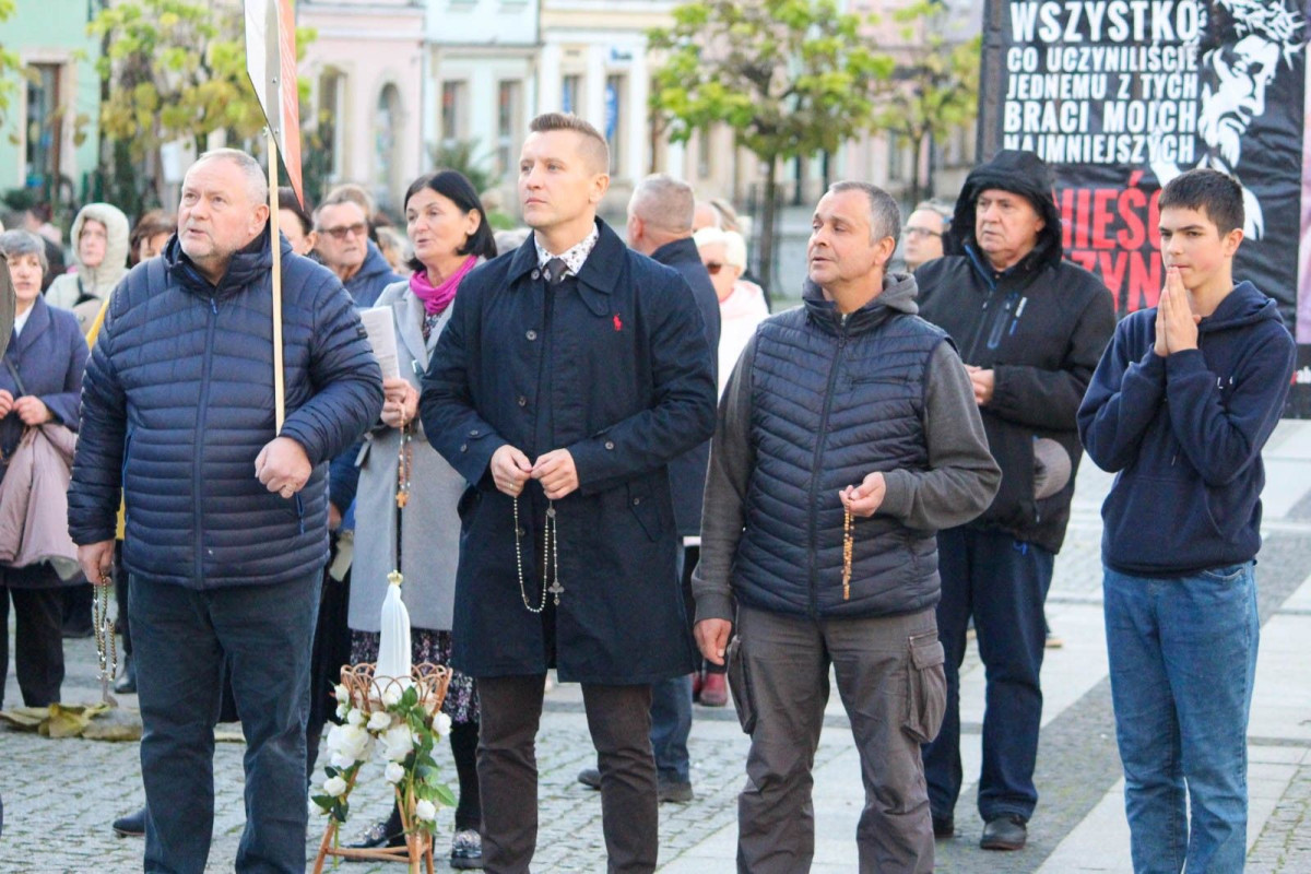 Uczestnicy zgromadzenia różańcowego