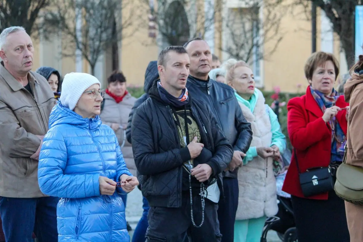 Uczestnicy zgromadzenia różańcowego