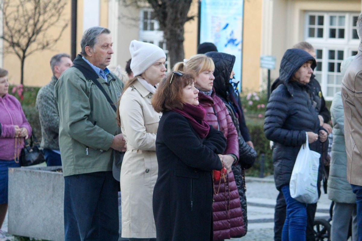 Uczestnicy zgromadzenia różańcowego