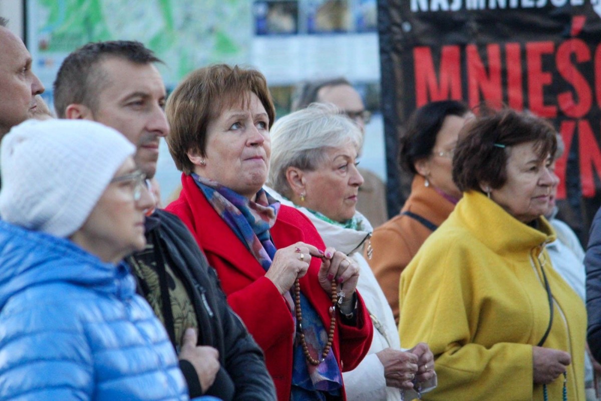 Uczestnicy zgromadzenia różańcowego