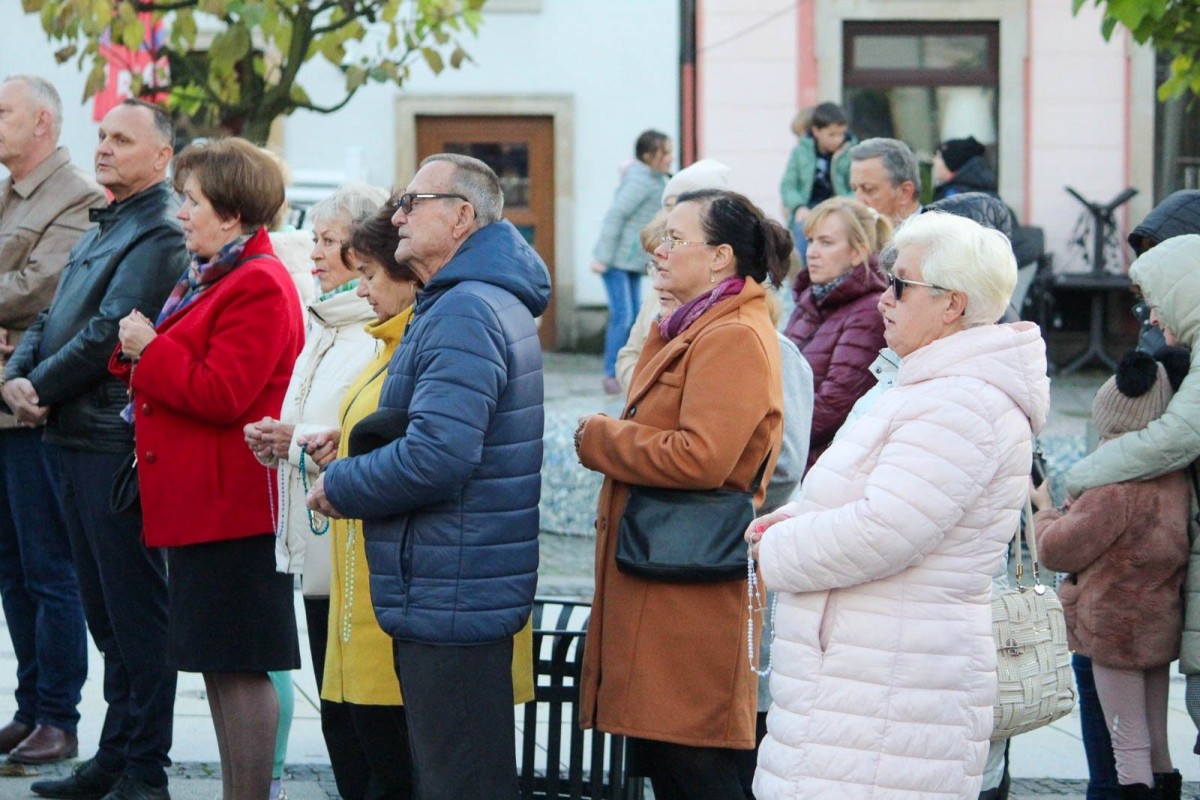Uczestnicy zgromadzenia różańcowego