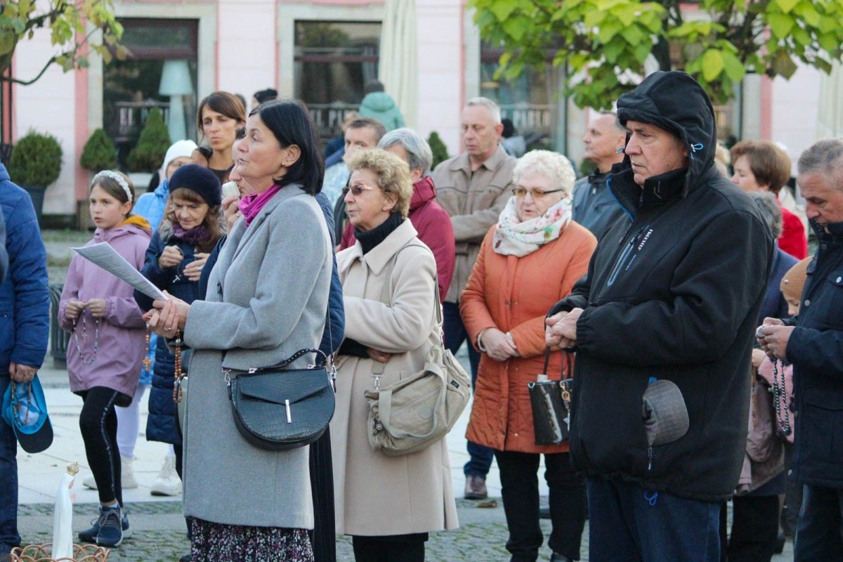 Uczestnicy zgromadzenia różańcowego