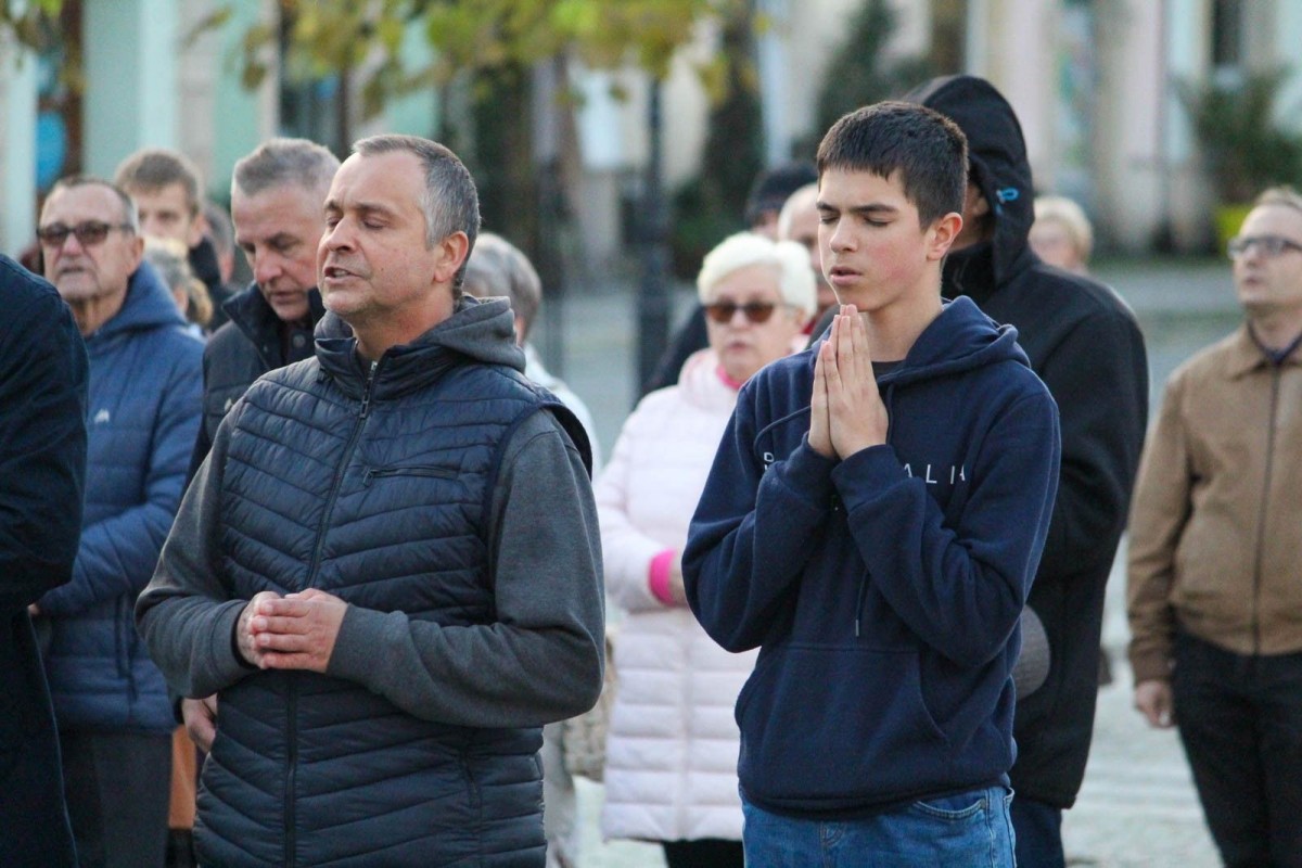 Uczestnicy zgromadzenia różańcowego