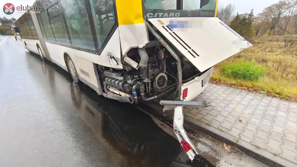 Lubań: pociąg zderzył się z autobusem