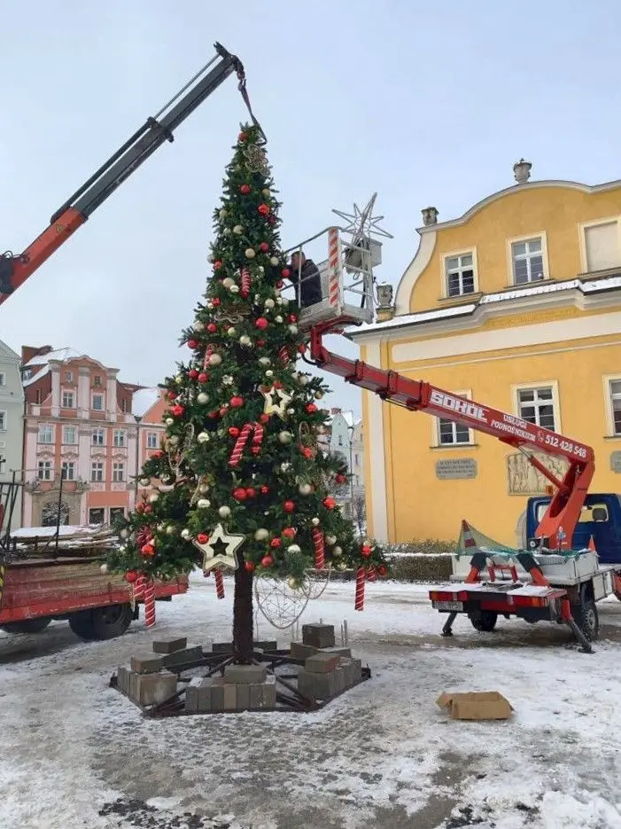 Montaż choinki na bolesławieckim rynku