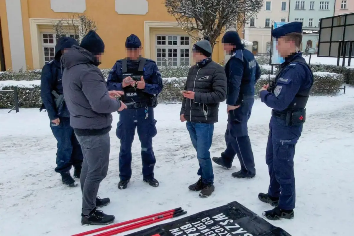 Policjanci legitymują mężczyzn, którzy trzymali baner z zakrwawionymi szczątkami ludzkiego płodu