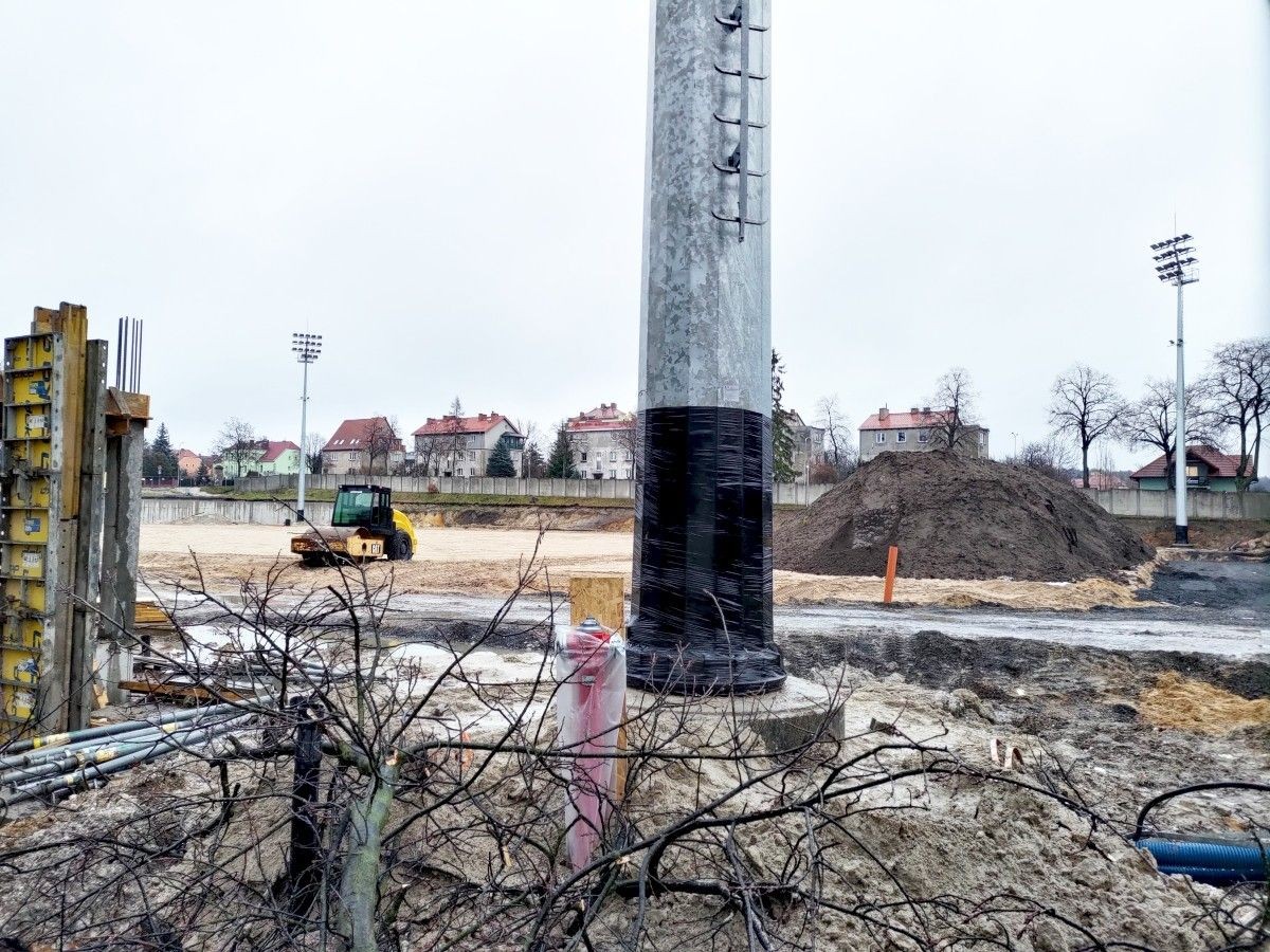 Budowa systemu oświetlenia na stadionie miejskim w Bolesławcu