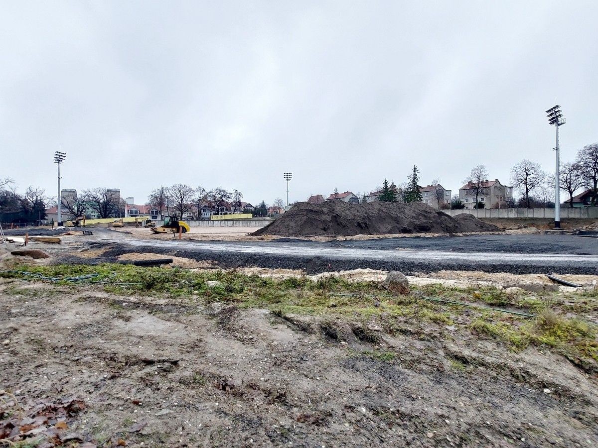 Budowa systemu oświetlenia na stadionie miejskim w Bolesławcu