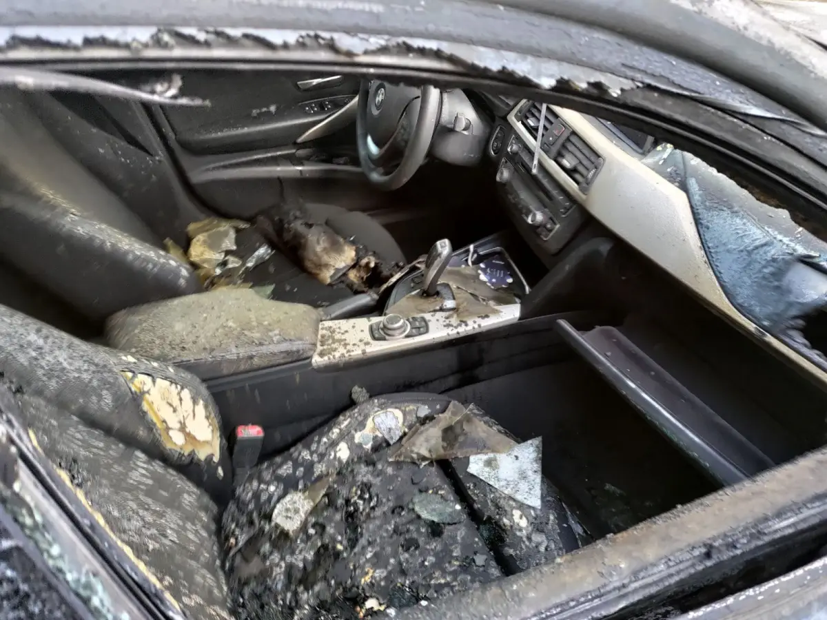 Nocny pożar Hondy i BMW koło budynku starostwa w Bolesławcu