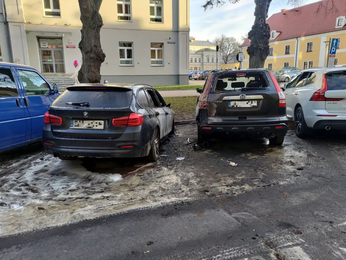Nocny pożar Hondy i BMW koło budynku starostwa w Bolesławcu