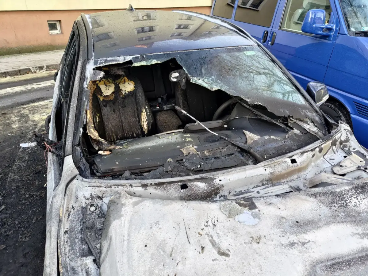 Nocny pożar Hondy i BMW koło budynku starostwa w Bolesławcu