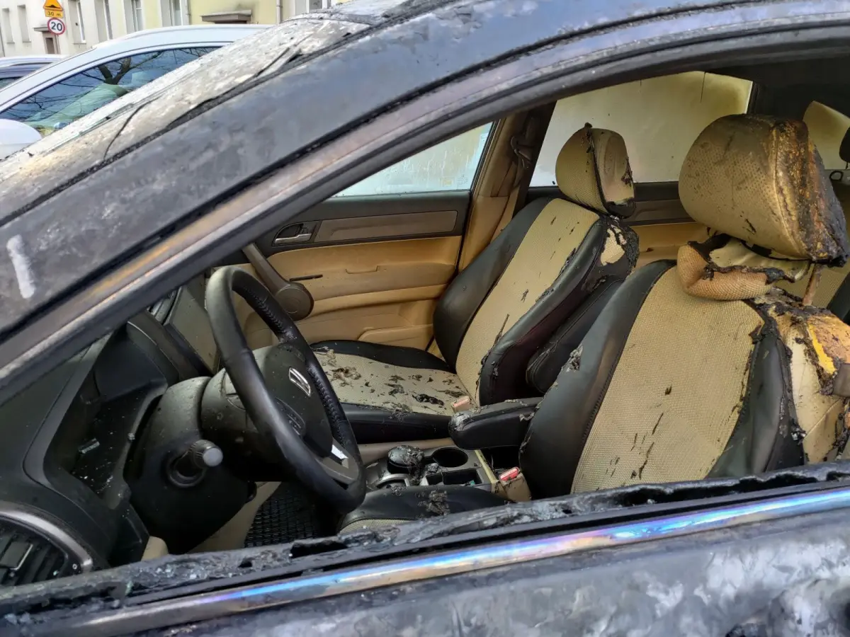Nocny pożar Hondy i BMW koło budynku starostwa w Bolesławcu