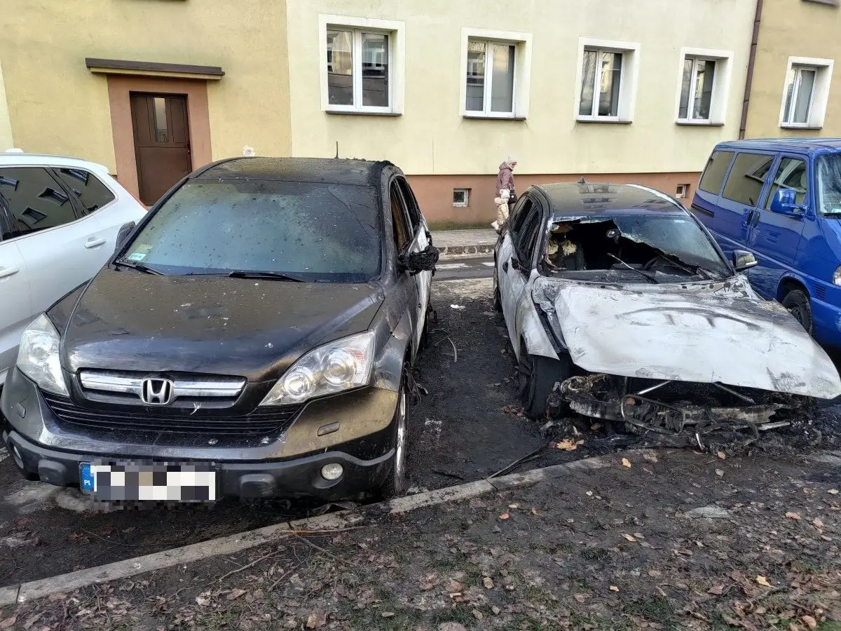 Nocny pożar Hondy i BMW koło budynku starostwa w Bolesławcu