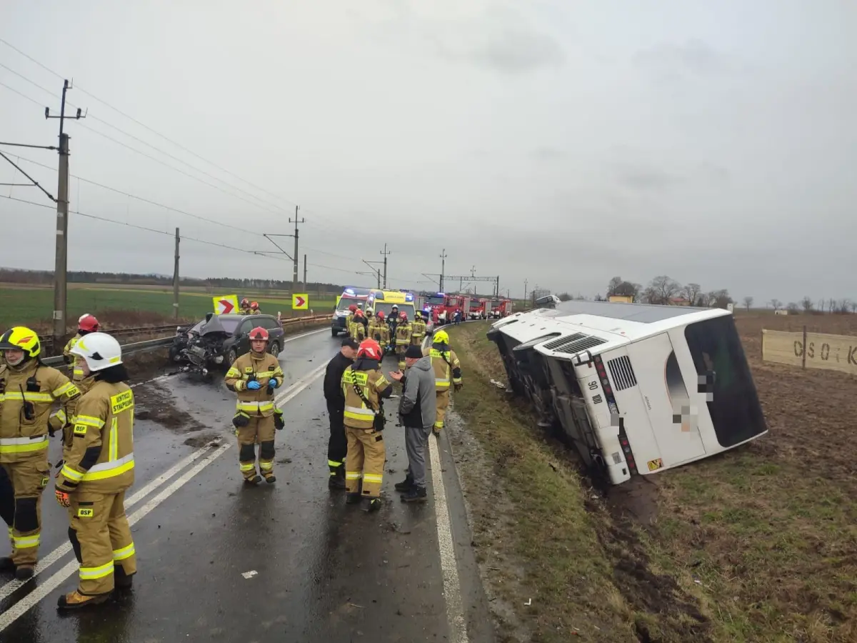 Zderzenie osobówki z autobusem