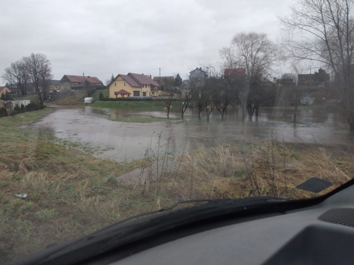 Rzeki w regionie występują z koryt. Jest ostrzeżenie od strażaków