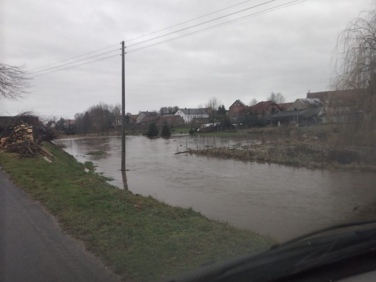 Rzeki w regionie występują z koryt. Jest ostrzeżenie od strażaków