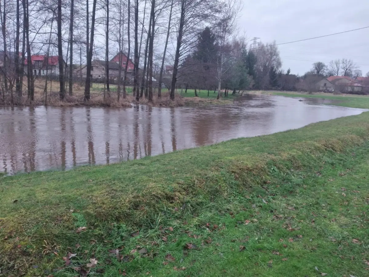 Rzeki w regionie występują z koryt. Jest ostrzeżenie od strażaków