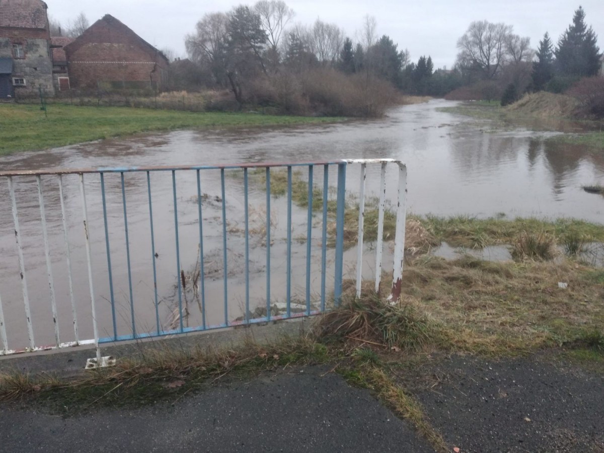 Rzeki w regionie występują z koryt. Jest ostrzeżenie od strażaków