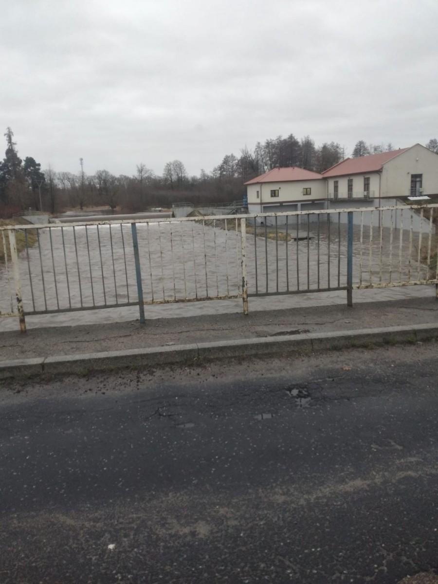 Rzeki w regionie występują z koryt. Jest ostrzeżenie od strażaków