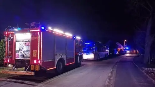 Zderzenie z udziałem dwóch aut i autobusu w Różyńcu