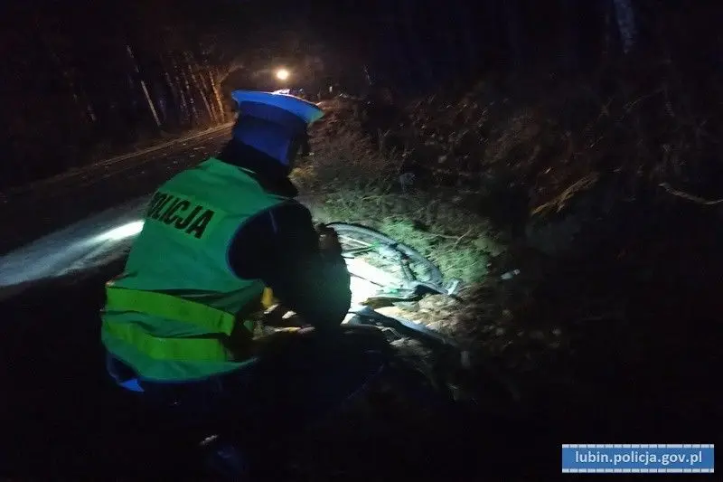 Tragedia na drodze: 48-letni rowerzysta nie żyje, a jego 15-letni syn trafił do szpitala