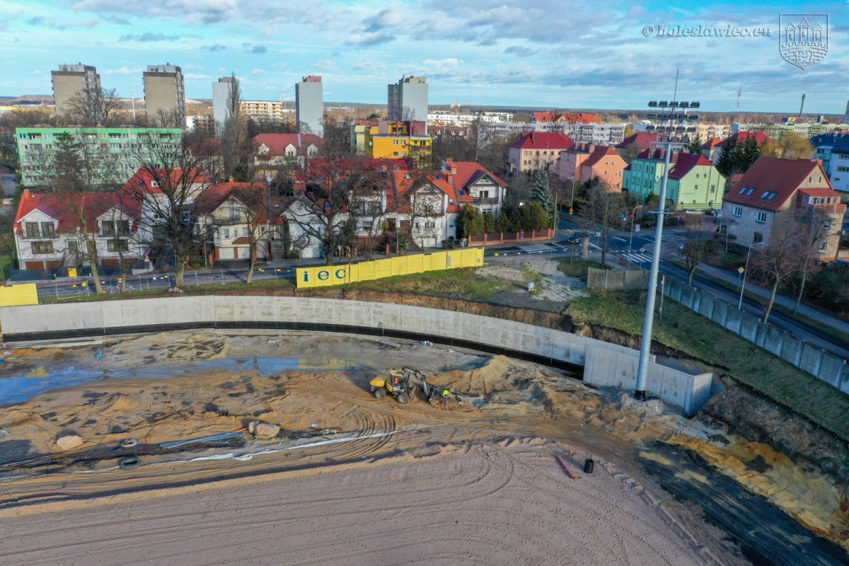 Intensywne prace budowlane na stadionie miejskim w Bolesławcu