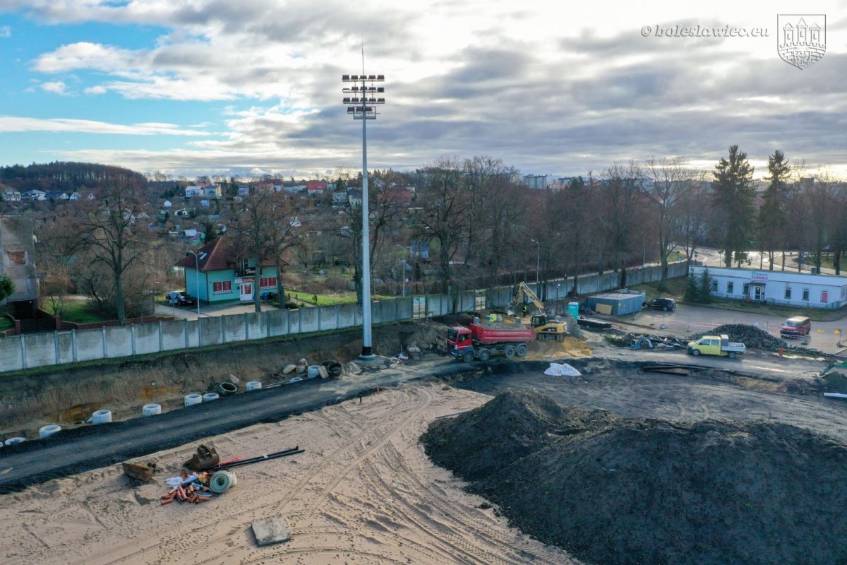 Intensywne prace budowlane na stadionie miejskim w Bolesławcu
