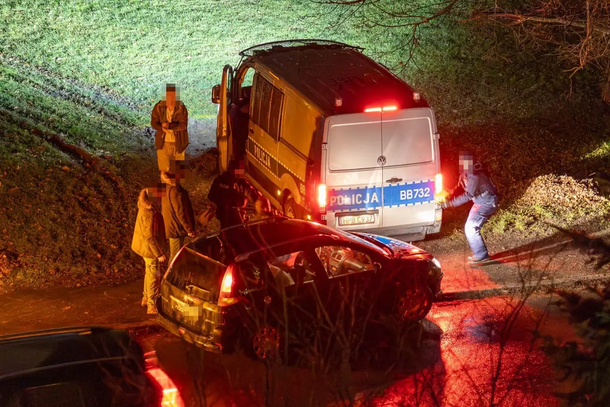 Wyciąganie policyjnego auta, które ugrzęzło w błocie