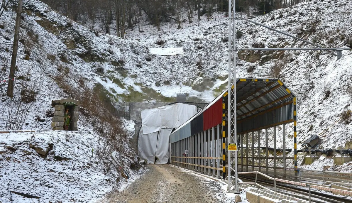 PKP: Ostatnie prace w tunelu na trasie Wrocław–Jelenia Góra