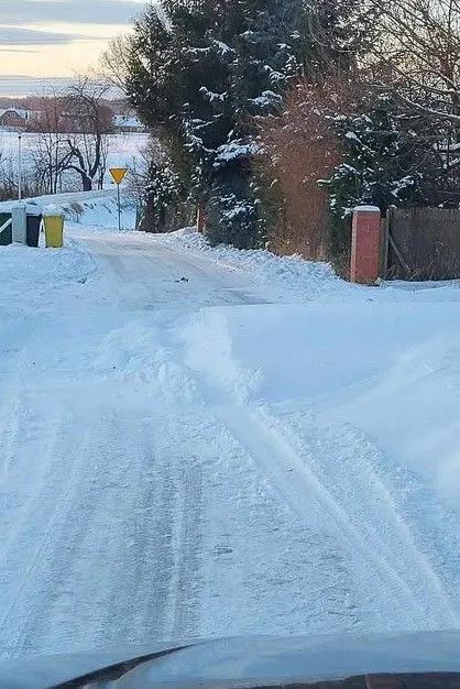 Road in Warta Bolesławiecka toward the mill