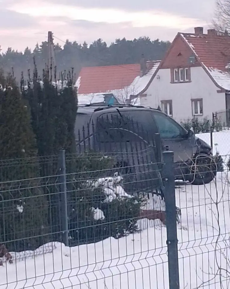Auto i ogrodzenie