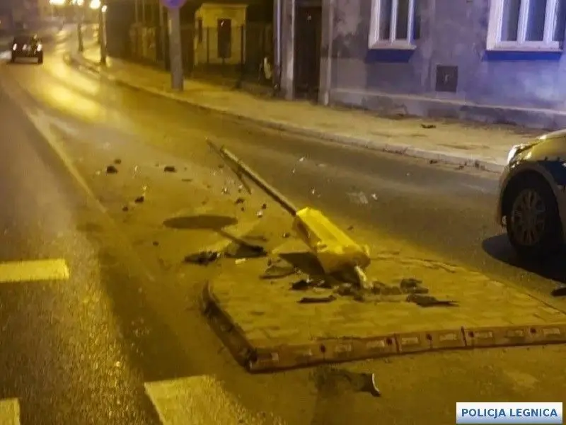 Auto i skasowany znak