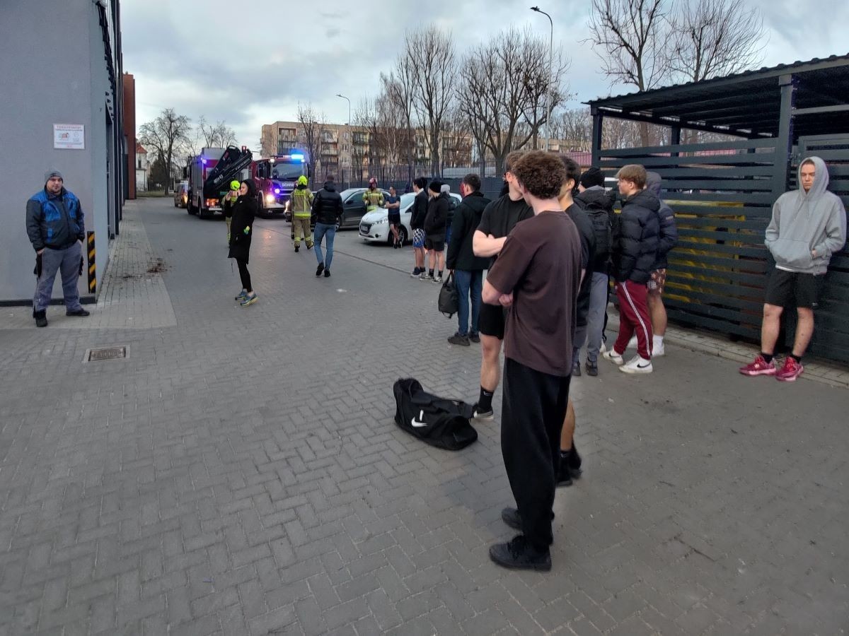 Ludzie na parkingu przed siłownią