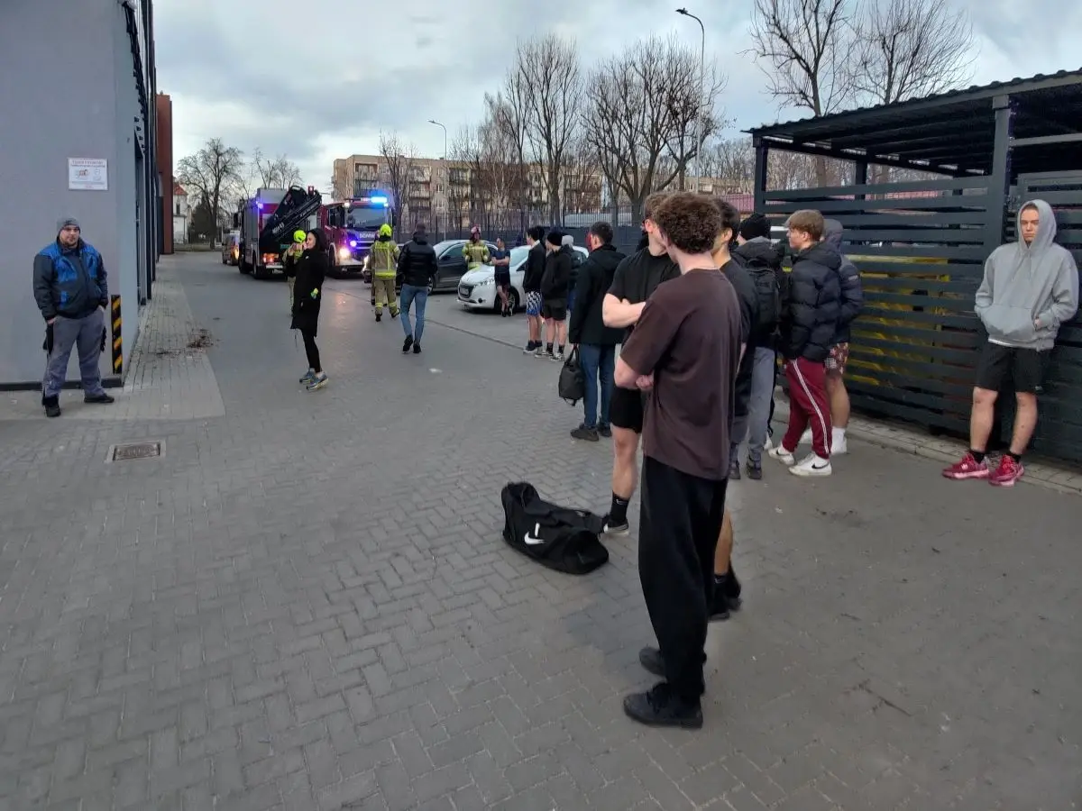 Ludzie na parkingu przed siłownią