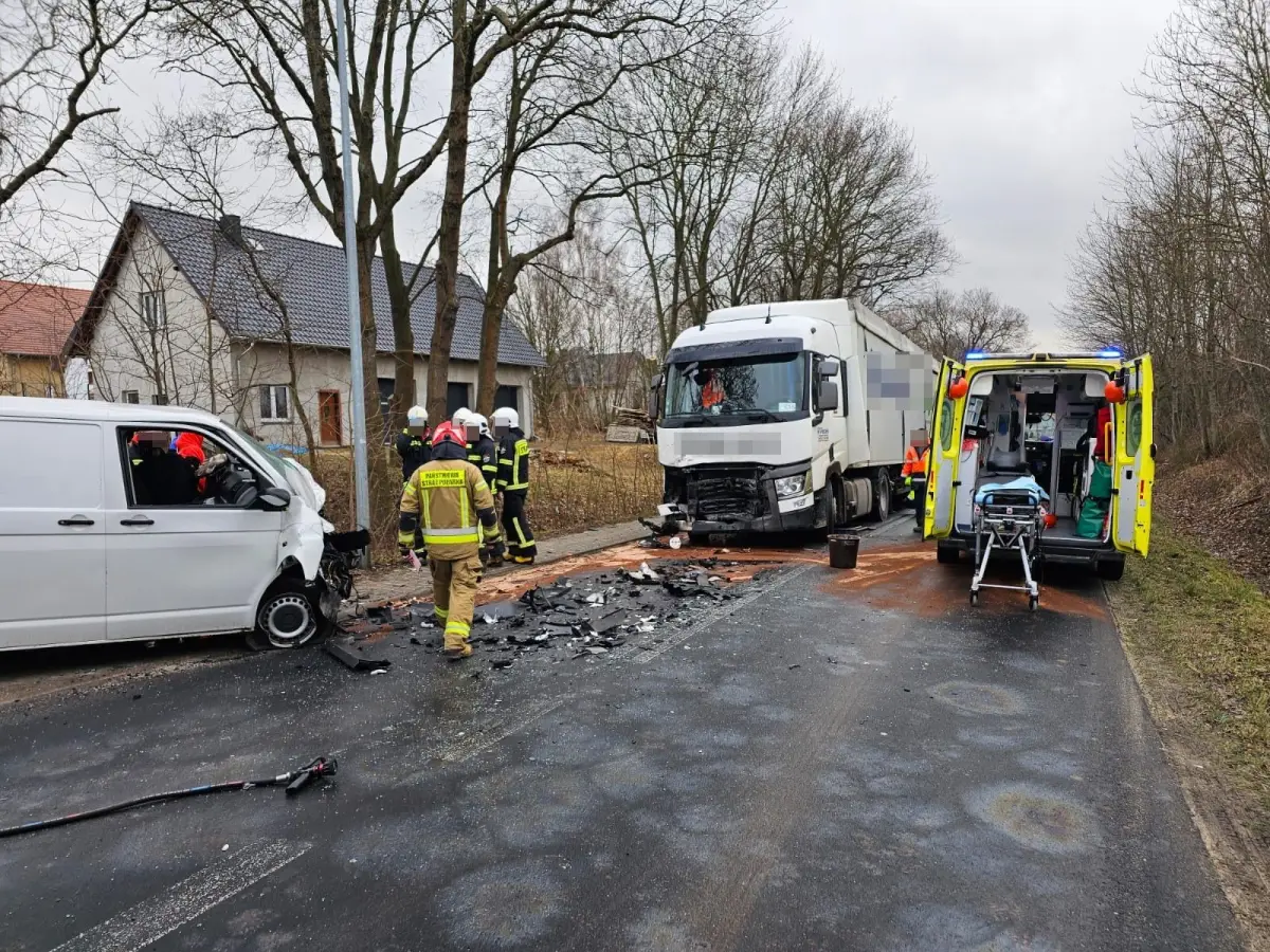 Zderzenie dwóch aut w Nowogrodźcu