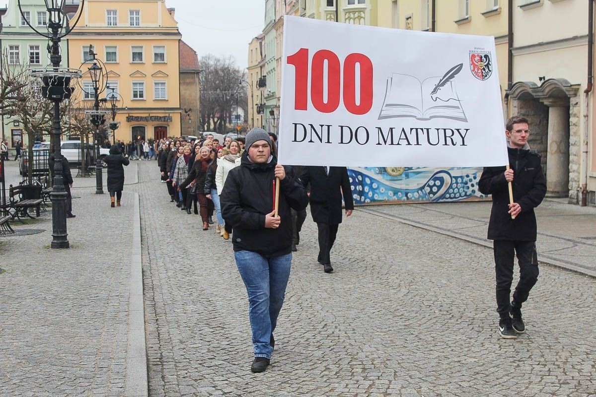 Maturzyści zatańczyli poloneza na bolesławieckim rynku