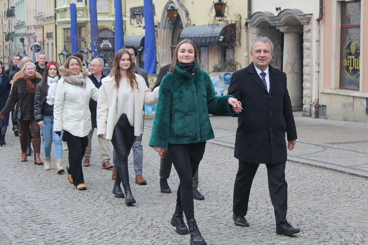 Maturzyści zatańczyli poloneza na bolesławieckim rynku