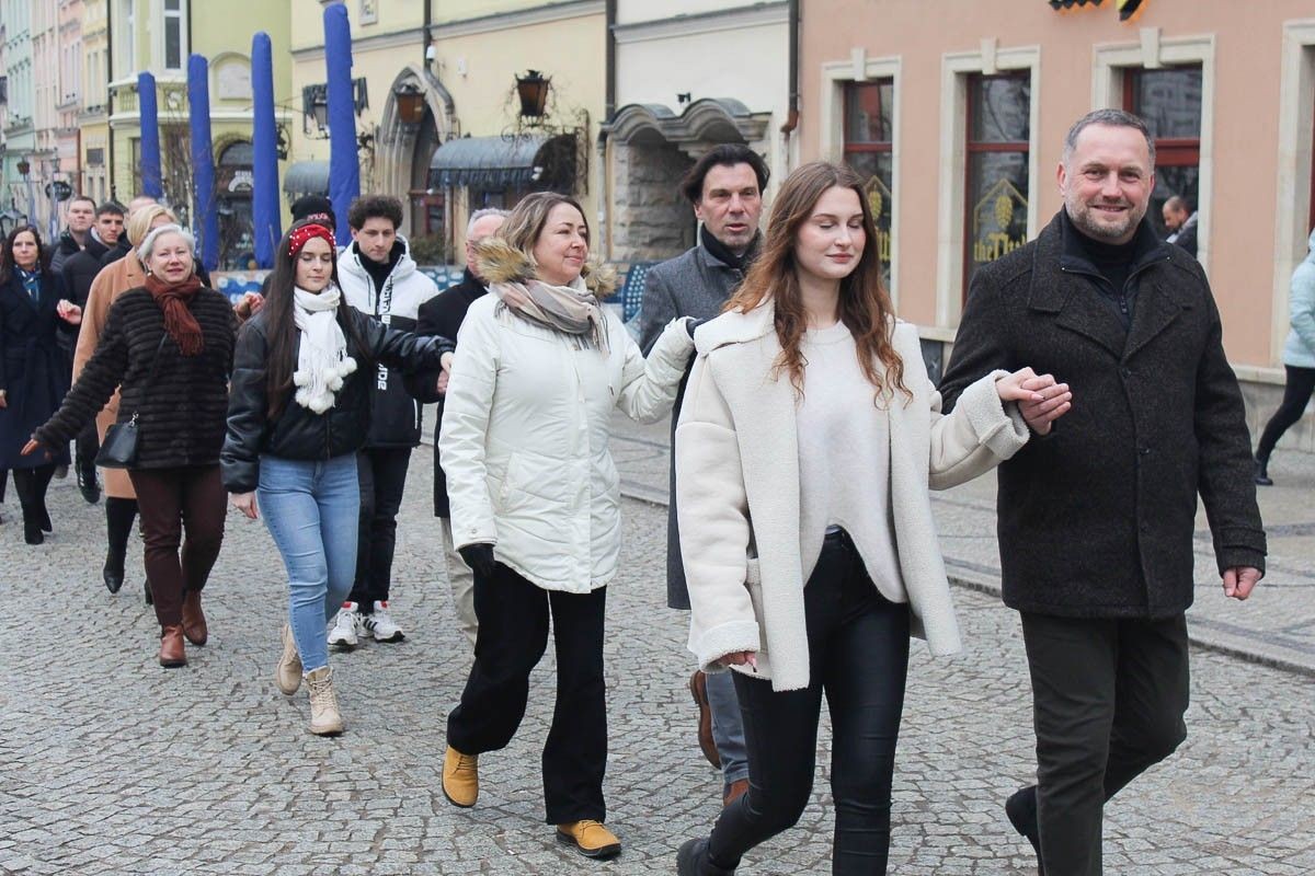 Maturzyści zatańczyli poloneza na bolesławieckim rynku