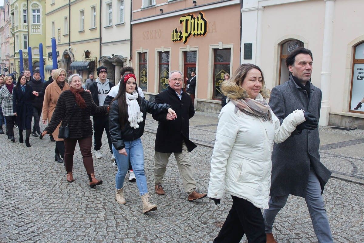Maturzyści zatańczyli poloneza na bolesławieckim rynku