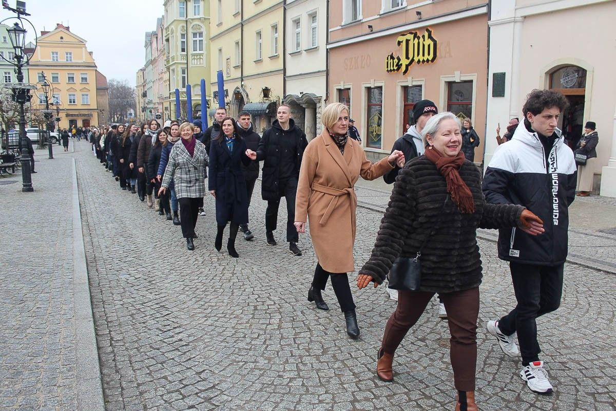 Maturzyści zatańczyli poloneza na bolesławieckim rynku