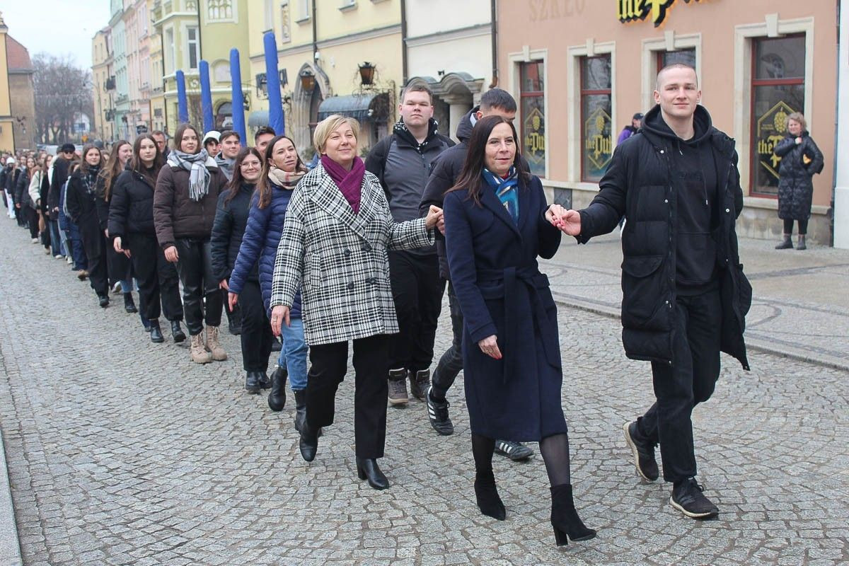 Maturzyści zatańczyli poloneza na bolesławieckim rynku
