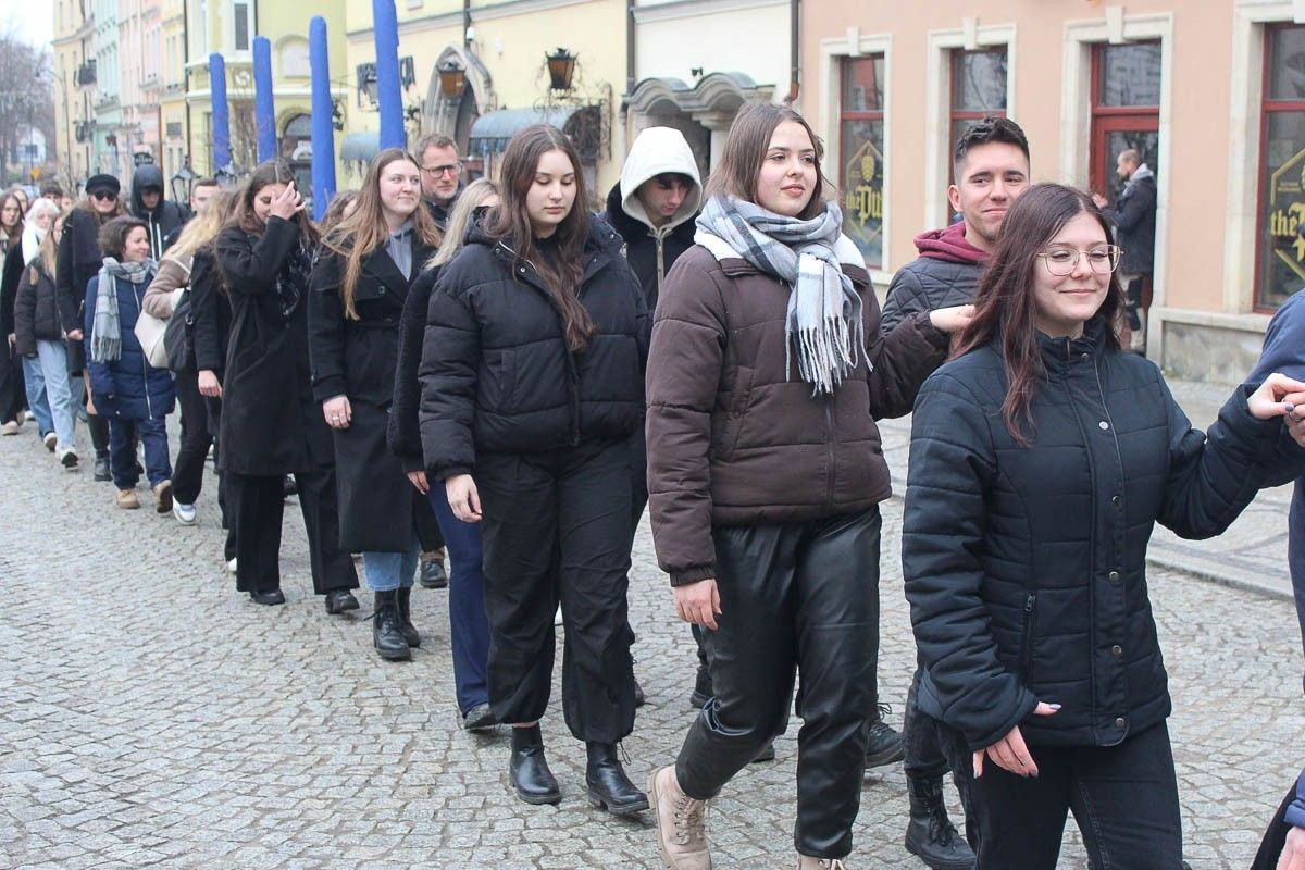 Maturzyści zatańczyli poloneza na bolesławieckim rynku