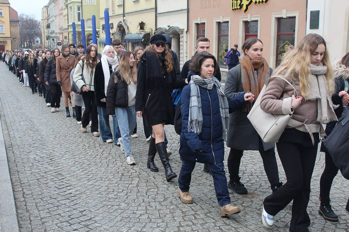 Maturzyści zatańczyli poloneza na bolesławieckim rynku