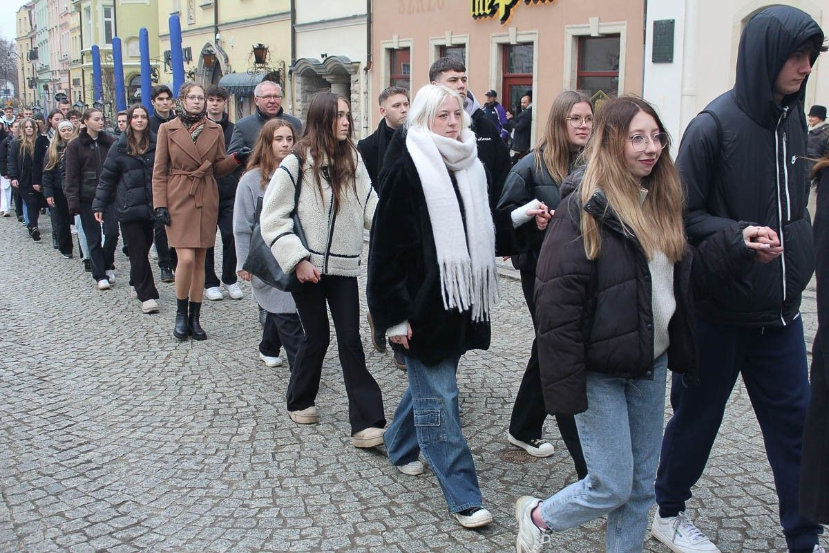 Maturzyści zatańczyli poloneza na bolesławieckim rynku