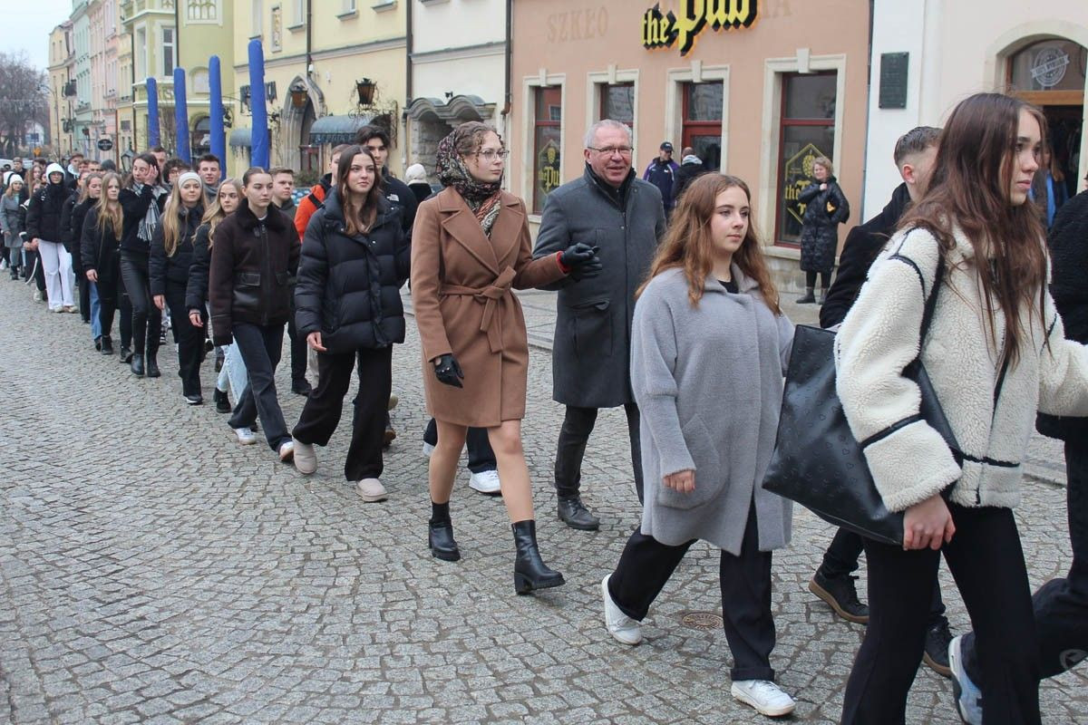 Maturzyści zatańczyli poloneza na bolesławieckim rynku