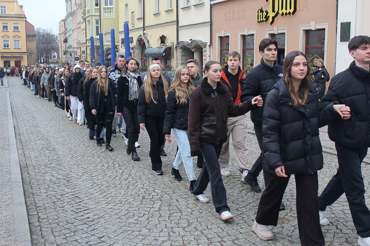 Maturzyści zatańczyli poloneza na bolesławieckim rynku