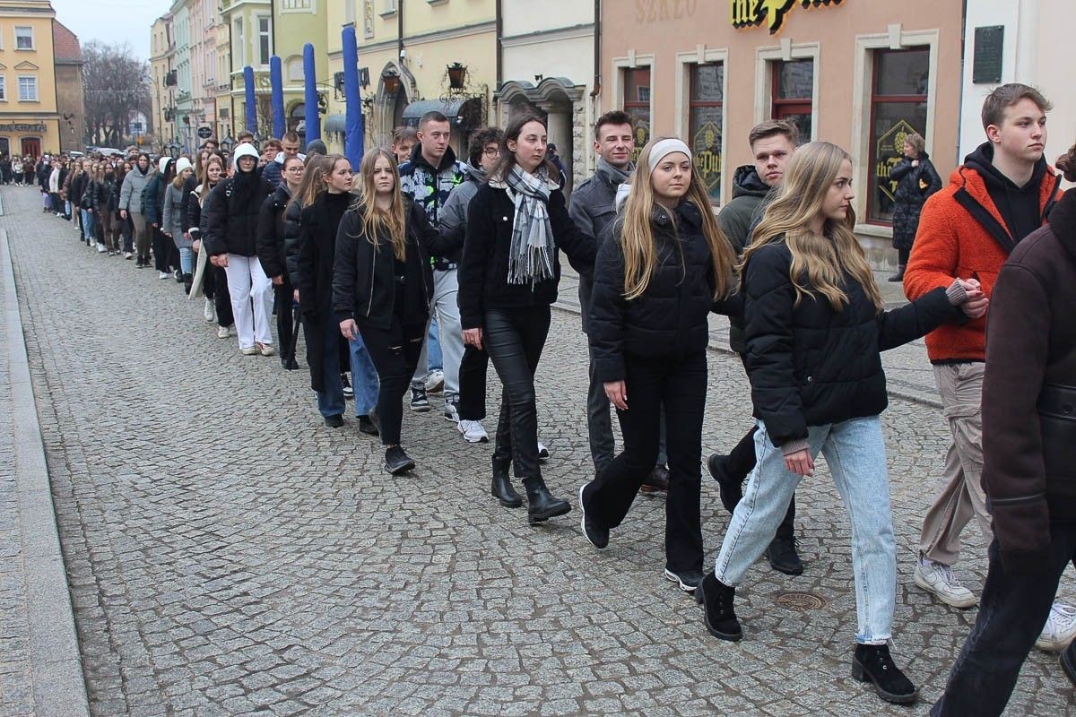 Maturzyści zatańczyli poloneza na bolesławieckim rynku