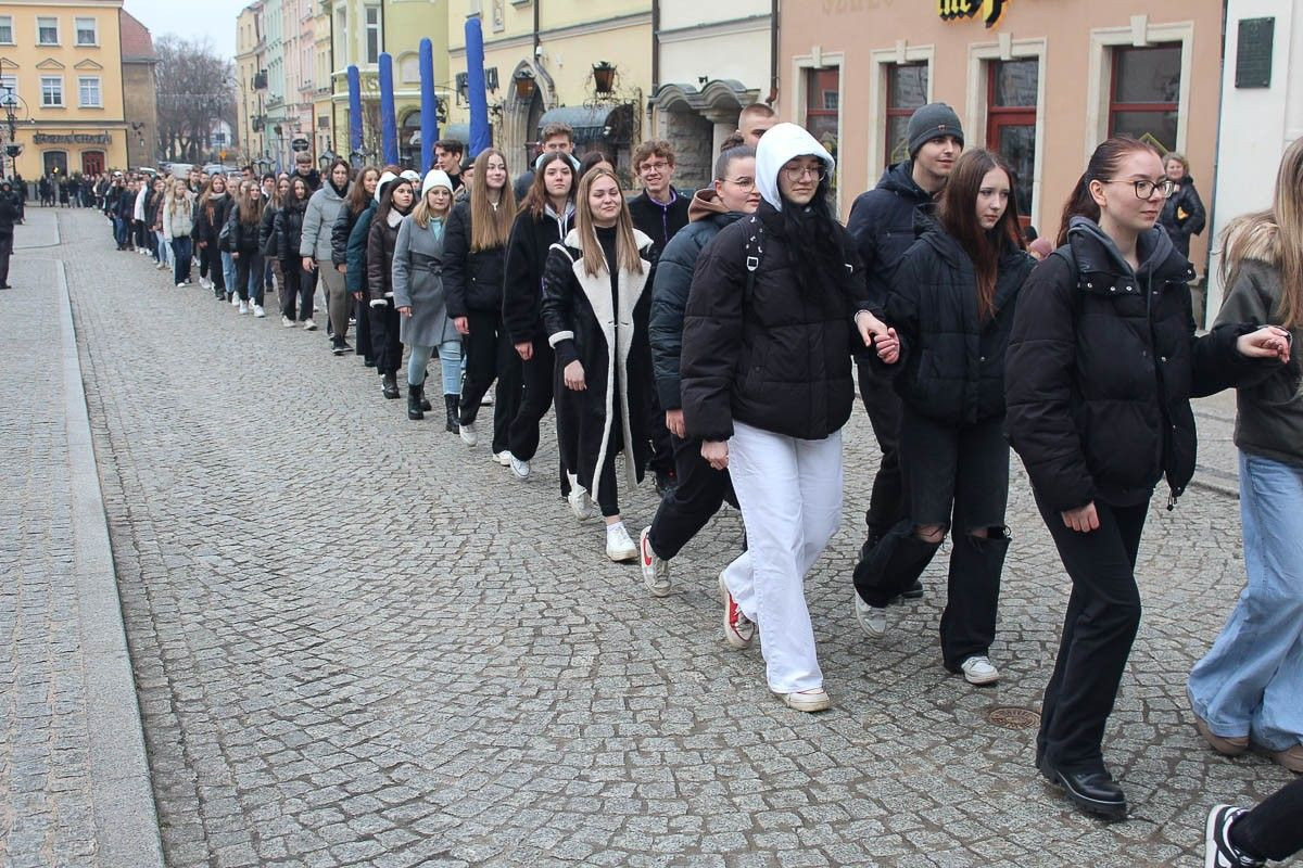 Maturzyści zatańczyli poloneza na bolesławieckim rynku