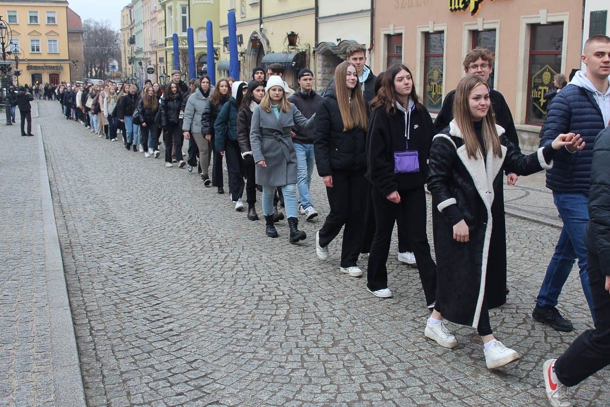 Maturzyści zatańczyli poloneza na bolesławieckim rynku